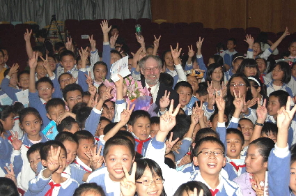 Im Kreis begeisterter chinesischer Schulkinder